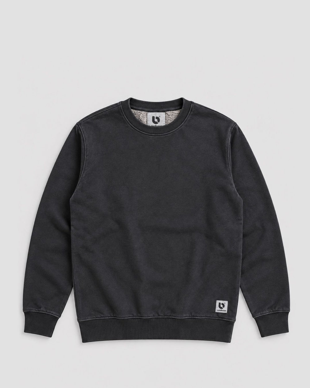 Londinese Invincible Crew, felpa girocollo nera (Black Dusty) con lavaggio acid wash, vista frontale