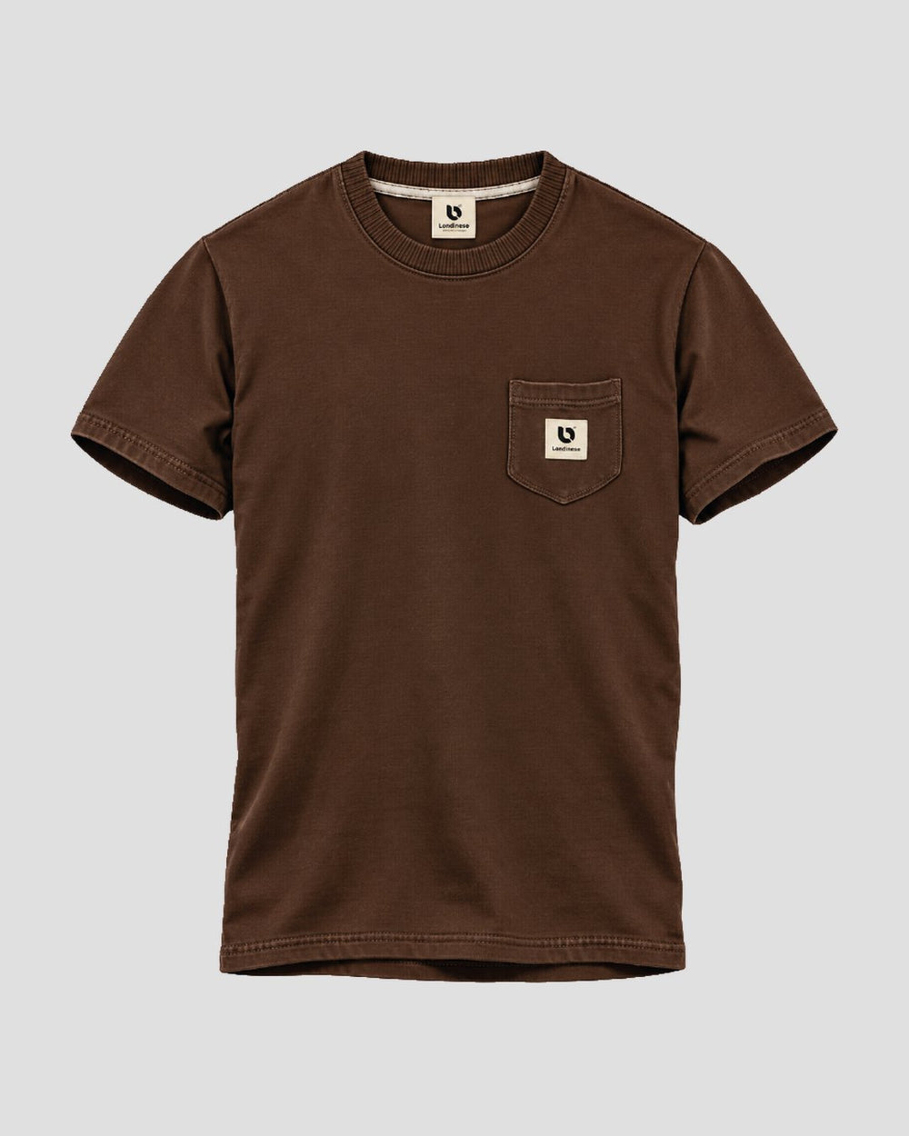 Londinese Pocket Tee, t-shirt con taschino marrone moka (Mocha) con etichetta sul taschino, vista frontale